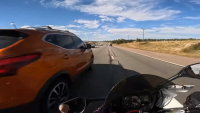 Motorkář se natočil, jak v běžném provozu ujel přes 100 kilometrů za 20 minut, teď po něm jde policie
