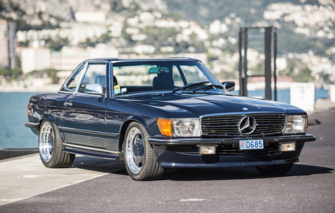 K mání je Mercedes 560 SL 6.0 AMG po M. Schumacherovi, vznikly jen 3