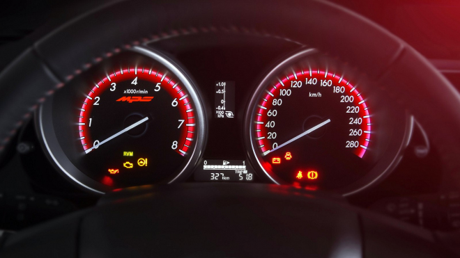 Rodinný hatchback předvedl na Autobahnu rychlost hodnou Ferrari za zlomek ceny