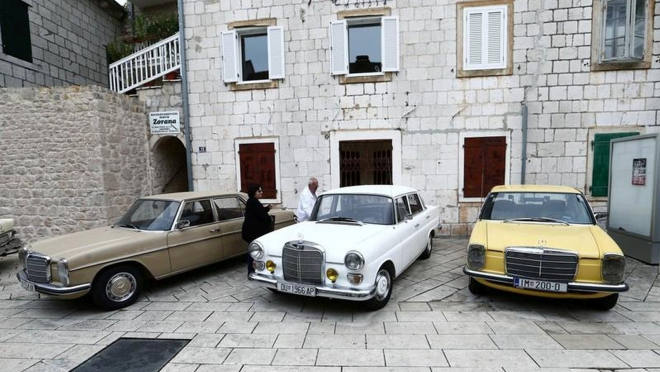 Město zaslíbené Mercedesům nestojí v Německu, 4 tisíce lidí tu mají 8 tisíc Benzů