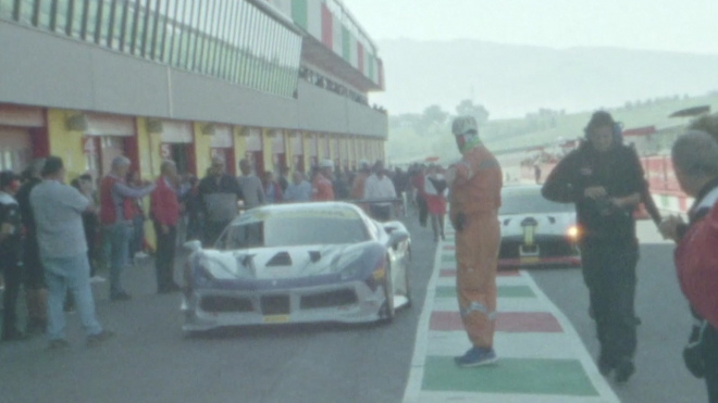 Nadšenec natočil moderní závody 50 let starou kamerou, výsledek jako by vrátil čas