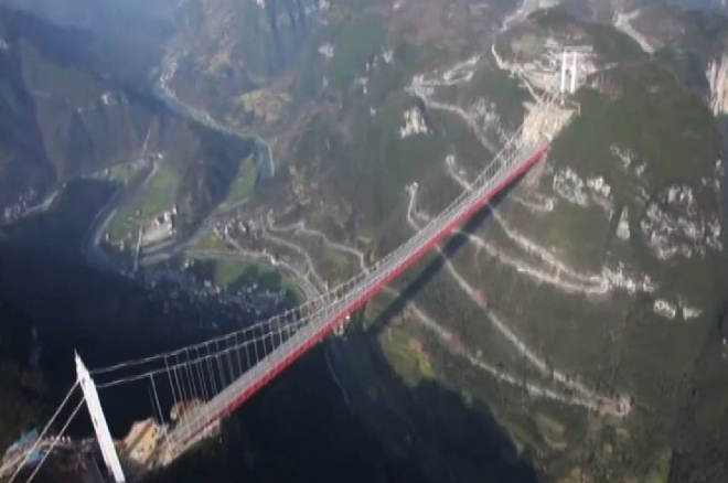 Čína otevřela nejdelší most spojující dva tunely. Je to úchvatné dílo