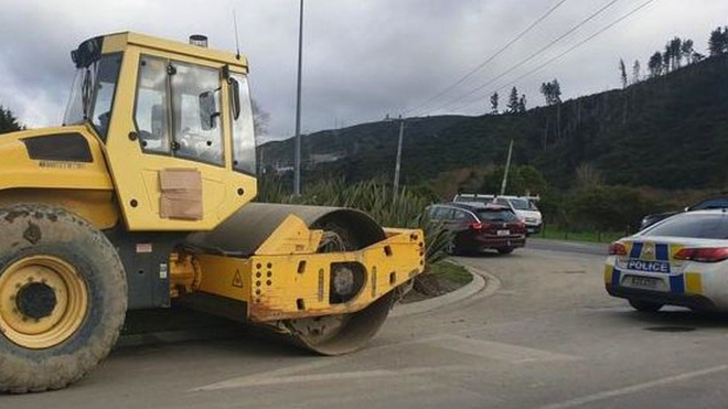 Sraz automobilových nadšenců naštval majitele válce, pět aut jim rozjezdil