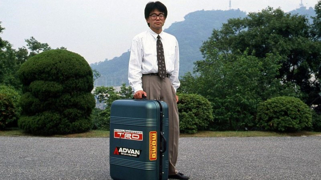 Mazda kdysi postavila auto, které se vešlo do cestovního kufru. Vidíte ho vážně celé, na fotce nic nechybí