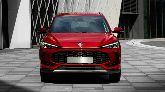 Číňané se snu o dobytí Evropy nevzdají, někde dřív jen elektrické auto teď nabízí i jako spalovací, navíc relativně levně