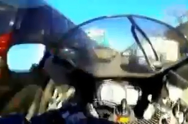 Historicky nejnaivnější průjezd kolonou aut na motorce skončil tak, jak musel (video)