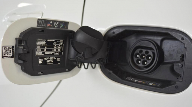 Elektrický propadák Mercedesu nikdo nechce ani jako ojetinu, první majitelé na něm prodělávají kalhoty