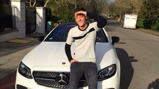 Slavný německý fotbalista se tvrdě opřel do Mercedesu. Podívejte se, co mu provedl