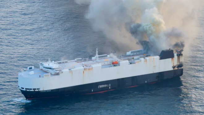 Obří loď se 746 elektrickými auty na palubě vzplála uprostřed oceánu, teď jen bezvládně čeká na svou poslední hodinu