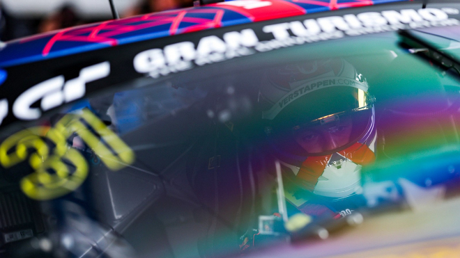 Max Verstappen si o víkendu namazal na chleba soupeře ve svém prvním závodě s Ferrari, jeho ostré kolo na vlhké Nordschleife bere dech