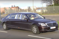 Mercedes-Maybach S 600 Pullman natočen na ulici, je vážně zběsile dlouhý (video)