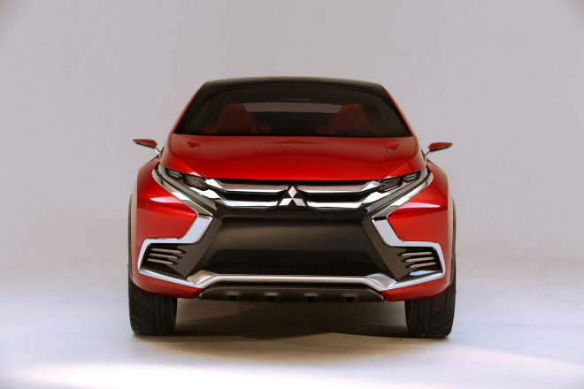 Lada říká, že Mitsubishi XR-PHEV je kopií jejího X-Ray. Dočkáme se soudu?