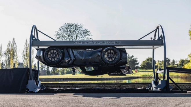 Britové stvořili sporťák rychlejší než Formule 1. Popírá gravitaci, na stropě dokáže i parkovat