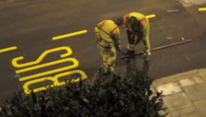 Tento dělník dokazuje, že i malování čar na silnici může být pořádný kumšt (video)