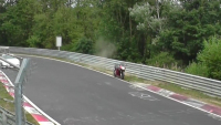Motorka na Nordschleife shodila jezdce do údolí, dál pokračovala sama (video)