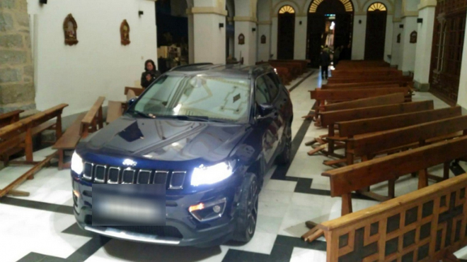 Věřící muž zajel s autem až k oltáři kostela, aby unikl před démony