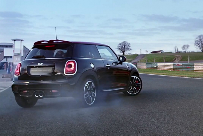 Mini JCW 2015: nejrychlejší silniční Mini vůbec řádí na okruhu, zní zlověstně (video)