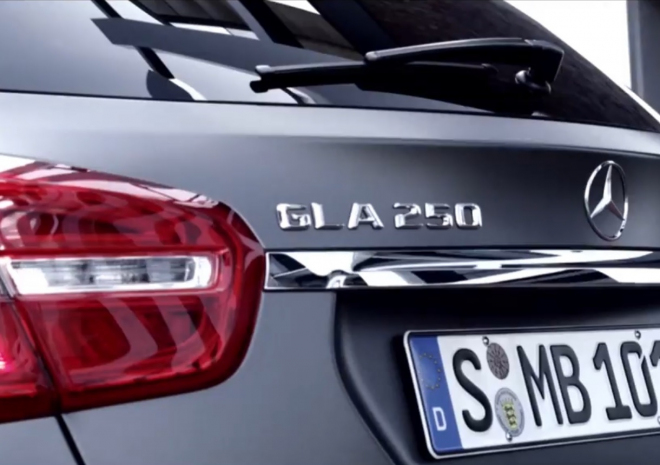 Mercedes GLA 2014: sériová verze na prvním videu něco ukáže a něco zase ne (+ foto)