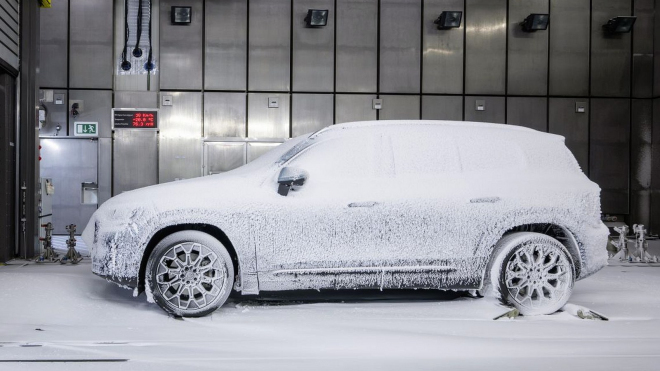 Mercedes ukázal nové GLB &bdquo;v chlaďáku&rdquo;. Z toho, co udělal s jeho interiérem, vám zamrzne úsměv na tváři