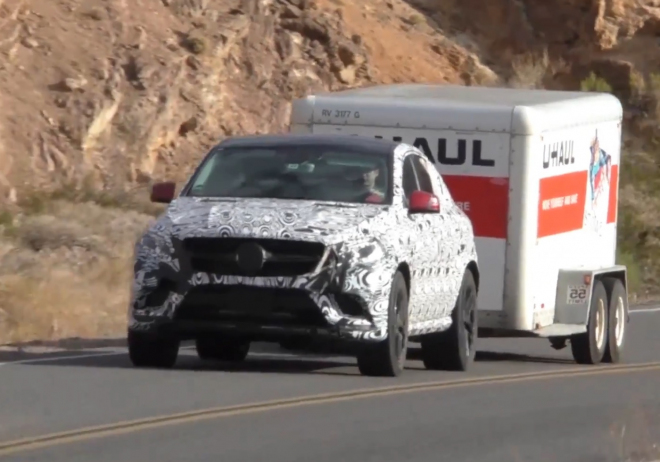Mercedes M Coupe na novém videu dokazuje, že utáhnout zvládne až dvě tuny