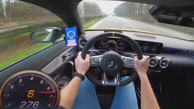 Nejmenší ostrý sedan od Mercedesu ukázal, jak rychlý je v běžném provozu