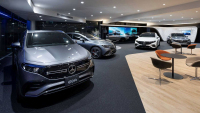 Mercedes se nedokáže zbavit svých skladových elektrických propadáků, dává na ně slevy až skoro 1,3 milionu Kč