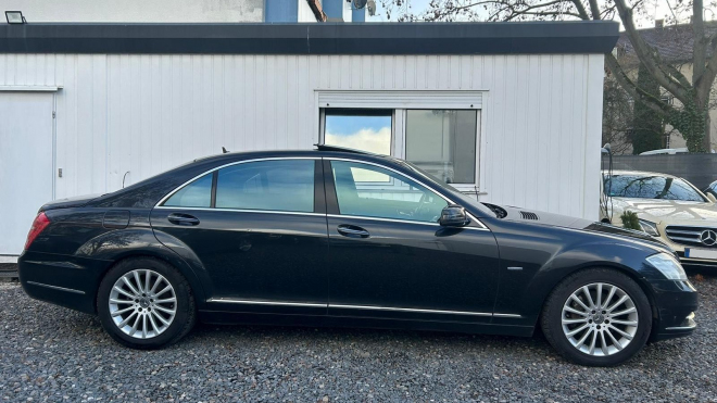 Tento moderní Mercedes třídy S najel neuvěřitelné kilometry. A stejně neuvěřitelně vypadá, i když stojí jako kdysi jeho pár příplatkových prvků