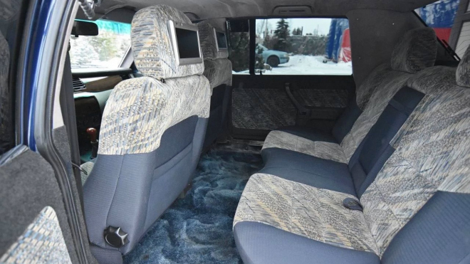 K mání je u nás neznámé auto pro ruské papaláše 90. let. Má bizarní jméno i cenu