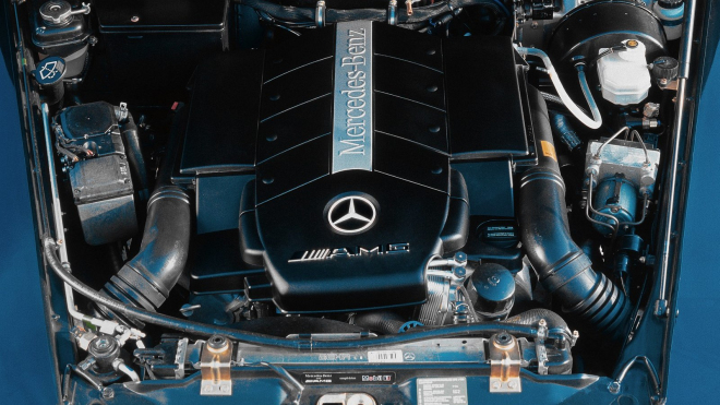 Fotograf objevil desítky dekádu opuštěných aut policie vč. luxusního Mercedesu-AMG