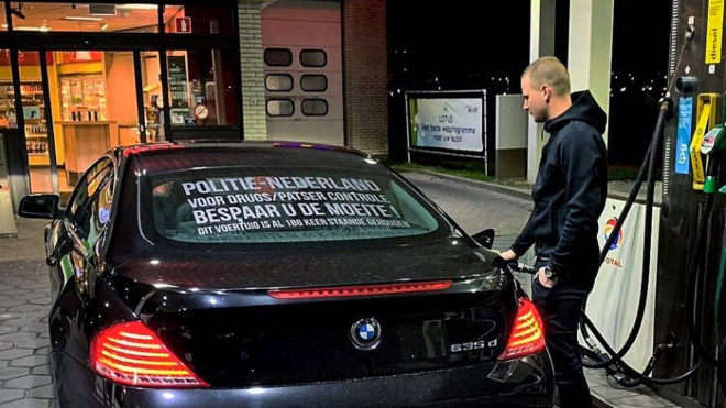 Mladého majitele BMW ničí časté kontroly policistů, tak jim napsal na sklo vzkaz