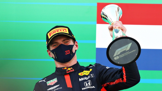 Max Verstappen ukázal svou novou helmu pro rok 2022, skromností rozhodně nehýří