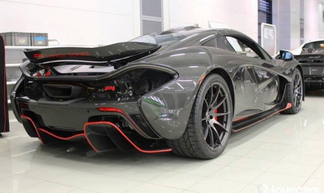 Toto je McLaren P1 Carbon Series čistě z karbonu. Stojí majlant a vypadá ďábelsky