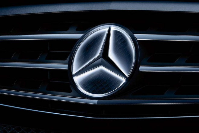 Pouze pro zářící hvězdy: také Mercedes nabízí pro své vozy svítící logo (+ video)