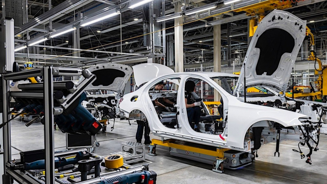 Trápený automobilový průmysl dostal další ránu, klíčový dodavatel chybějících dílů zavřel