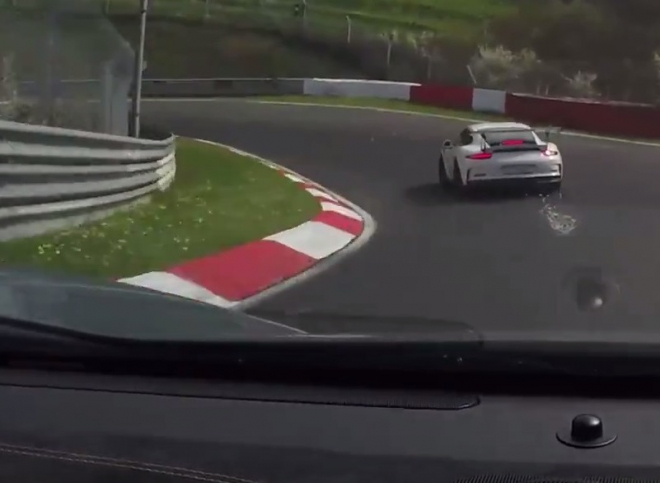 McLaren 675LT prohánějící Porsche 911 GT3 RS po Ringu je dokonalý lék na nudu (video)