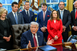 Trump zvýšil limit spotřeby ze 4,7 na 6,8 litru na 100 km a reakce výrobců šokuje. &bdquo;Donutili nás prodávat elektromobily,&rdquo; kaje se šéf Fordu