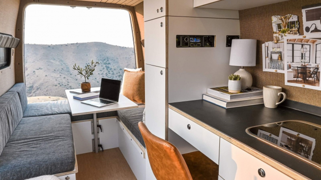 Nejnovější obytný vůz spojil mobilní domov s kanceláří, s tím už můžete žít vážně kdekoli
