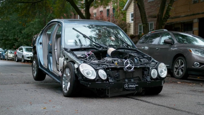 Muž na Mercedesu bez karoserie ukázal, co s auty dělají přejezdy příčných prahů
