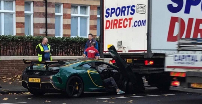 To šlo rychle. Vzácný McLaren MSO HS má za sebou první nehodu