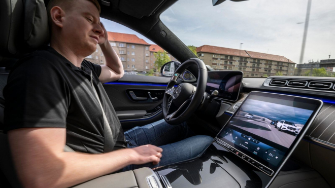 Mercedes začal prodávat auta, ve kterých lze za jízdy legálně lelkovat, Tesly strčí do kapsy i cenou