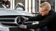 Mercedes nevyplatil zaměstnancům bonusy a chce po nich víc práce za míň peněz, 33 tisíc jich teď protestuje a hrozí &bdquo;horkým létem&rdquo;