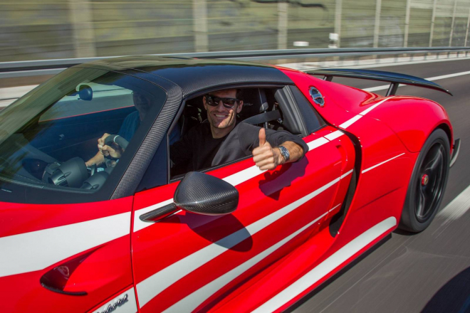 Autonomní řízení mohou nakonec ocenit i nadšení řidiči. Porsche má nápad