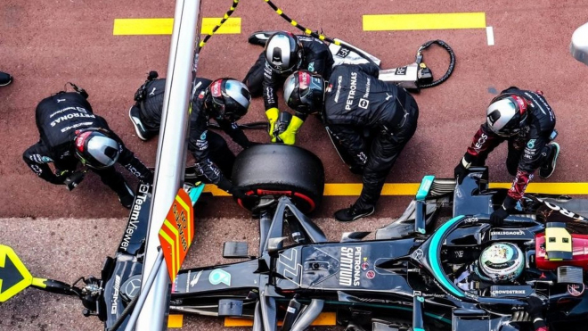 Nejlepší tým Formule 1 už několik dnů nedokáže sundat kolo z jednoho ze svých aut