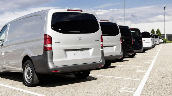 Propuštěný zaměstnanec Mercedesu se do továrny vrátil s bagrem, zničil auta za 52 milionů