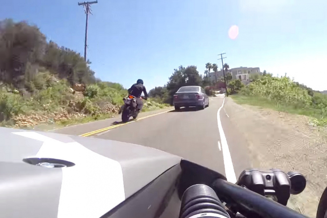 Motorka a Ariel Atom se naháněly, pak se objevilo auto stojící uprostřed silnice (video)