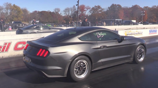 Mustang s poladěným 2,3 turbo ukázal záda verzi V8. Pak mu explodoval motor (video)