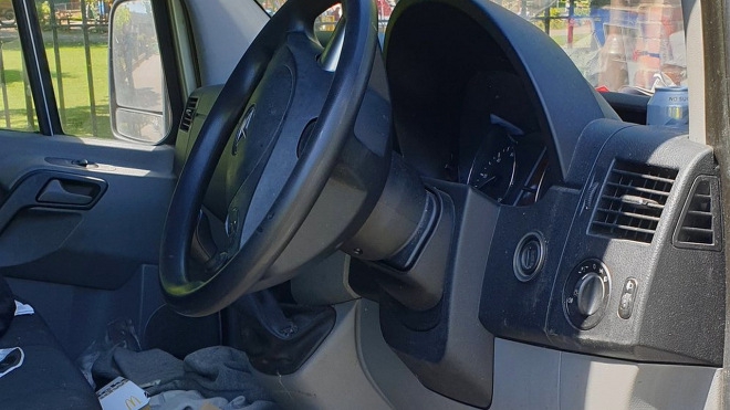 Policie ve Velké Británii pokutuje řidiče už i za nepořádek v kabině auta
