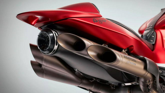 Nová motorka oslavující nejlepšího motocyklového jezdce všech dob má výfuky jako z rakety. Je to ale klíček, co ji činí výjimečnou