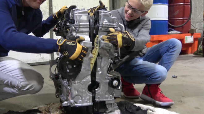 Zvědavci rozřízli motor auta vejpůl pilou, aby se podívali, co je skutečně uvnitř