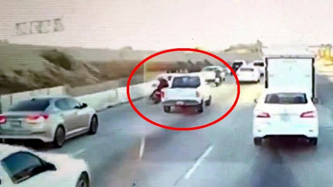 Řidič pick-upu zlotřile „sejmul” motorkáře, revanš přišel okamžitě (video)